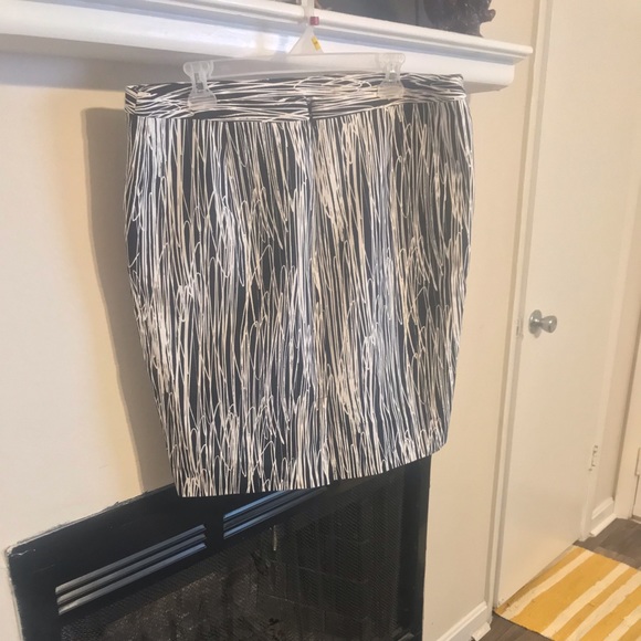 Black and white skirts with pockets - Picture 3 of 4